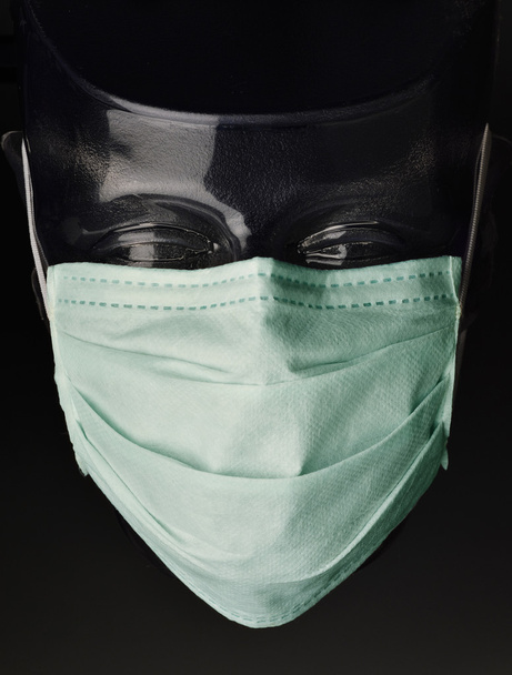 Хирургическая маска на прозрачной кукле
  - Фото, изображение