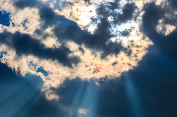Rayos de luz a través de nubes
 - Foto, Imagen