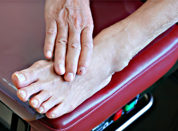 ανώτερος ασθενών πόδι στον πάγκο της εξέτασης - Φωτογραφία, εικόνα