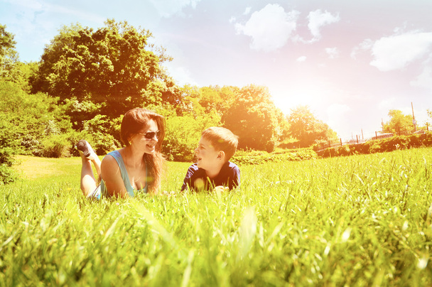 rodziny, leżąc na trawie w parku - Zdjęcie, obraz