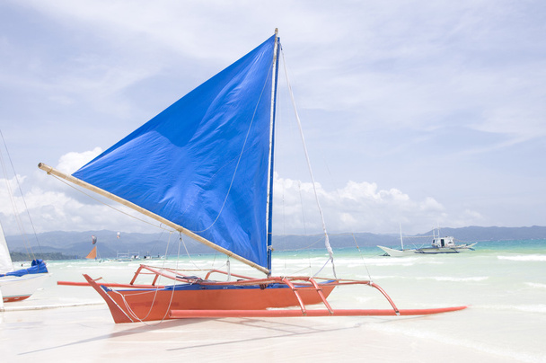 Tradycyjne łodzie żaglowe na plaży na wyspie Boracay w Filipiny - Zdjęcie, obraz