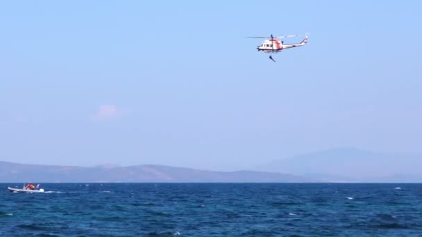Helicóptero está segurando mergulhador
 - Filmagem, Vídeo