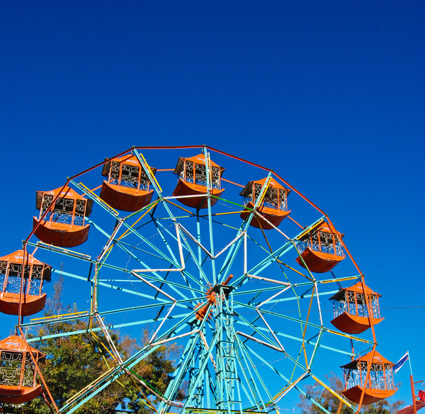 феррі колесо в блакитному небі
 - Фото, зображення