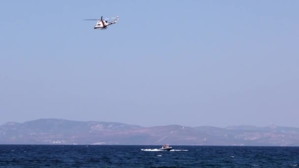 Helicóptero y el barco en el mar
 - Imágenes, Vídeo