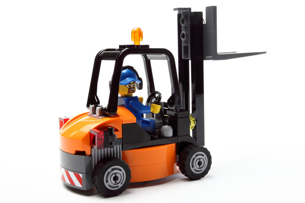 oyuncak adam forklift kamyon üzerinde bir - Fotoğraf, Görsel