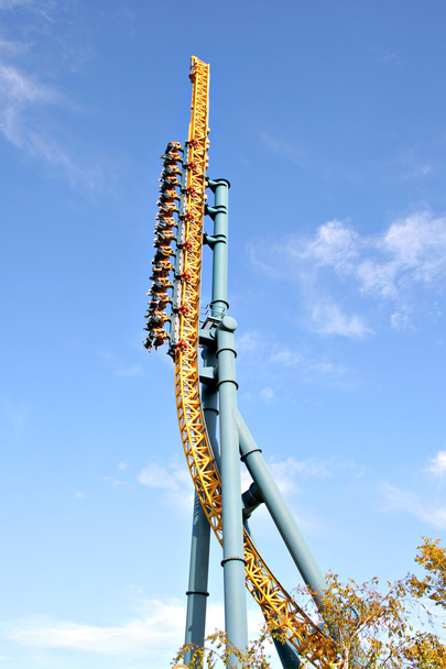 rechtdoor omhoog achtbaan onder de blauwe hemel - Foto, afbeelding
