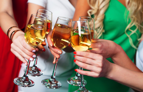 輝くワインとフルートをクリンクしてパーティーの女の子のグループ - 写真・画像