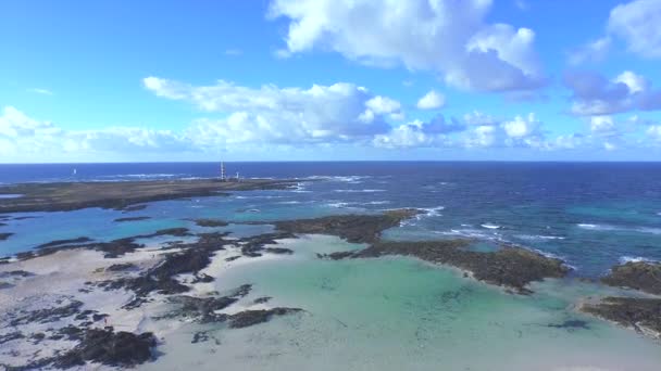 AERIAL: Volando a través de hermosas lagunas azules hacia el faro
 - Metraje, vídeo