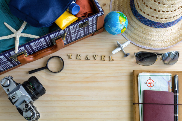 Outfit of traveler on wooden background - Foto, Bild