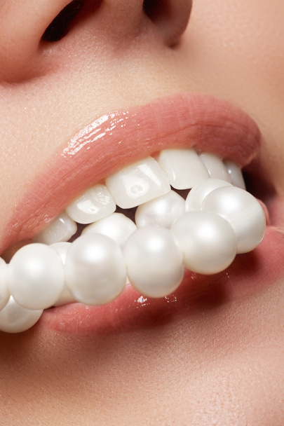 όμορφο χαμόγελο νεαρής γυναίκας φρέσκο με μεγάλο υγιή λευκά δόντια και perls - Φωτογραφία, εικόνα