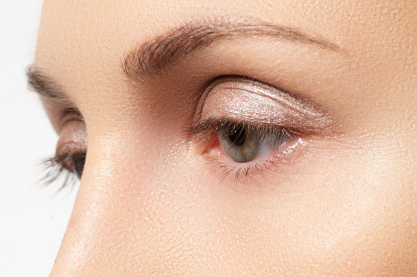 Крупним планом знімок жіночого макіяжу очей
 - Фото, зображення
