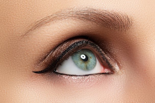 Zbliżenie: kobieta niebieski oczy piękny makijaż arabski. Orientalne makijaż - Zdjęcie, obraz