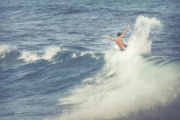 Vintage foto surfista profesional monta una ola gigante
. - Foto, Imagen
