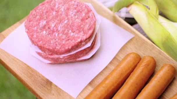 limonata ve hamburger köftesi ile piknik - Video, Çekim