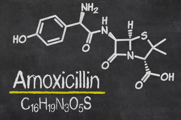 Pizarra con fórmula química de Amoxicilina
 - Foto, Imagen