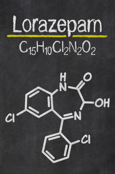 Pizarra con la fórmula química de Lorazepam
 - Foto, Imagen
