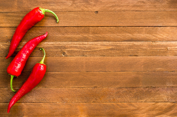 Red hot chili papričky na starý dřevěný stůl, kopie prostor - Fotografie, Obrázek