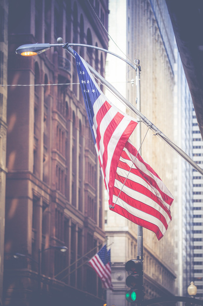 Bandiera americana sventola nella brezza nel loop del centro di Chicago
  - Foto, immagini