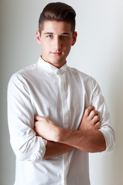 young man in white shirt - Fotoğraf, Görsel