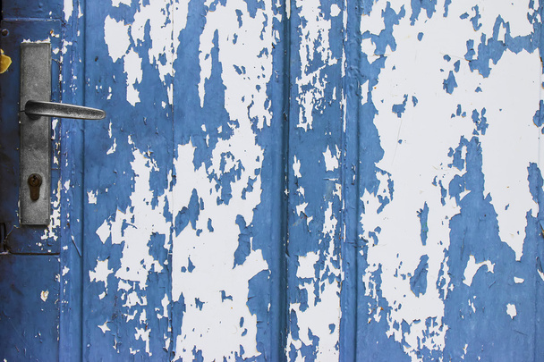 Porta azul com pintura peeling
 - Foto, Imagem