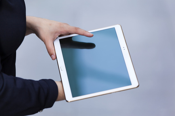 Frau hält digitales Tablet in der Hand - Foto, Bild