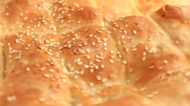geurige pita brood met sesamzaadjes draait - Video