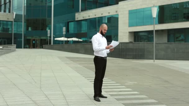 Businessman throwing paper - Felvétel, videó