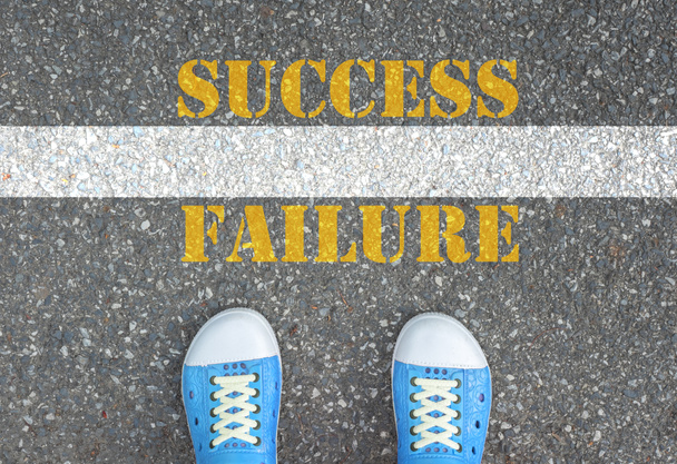 Παπούτσια που στέκεται στη γραμμή μεταξύ της επιτυχίας και της αποτυχίας - Φωτογραφία, εικόνα