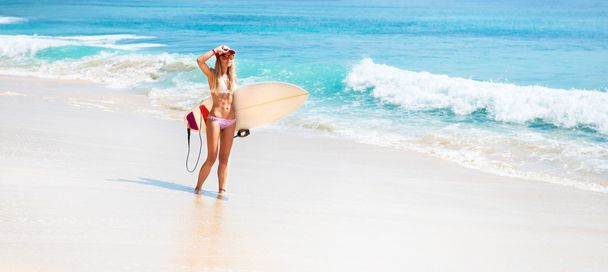 Ajuste chica surfista en la playa
 - Foto, imagen