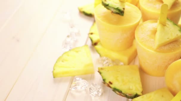 popsicles made with mango and pineapple - Imágenes, Vídeo