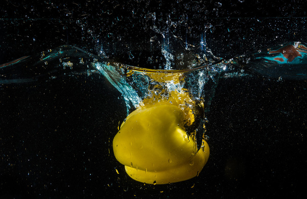 splash water κίτρινη πιπεριά - Φωτογραφία, εικόνα