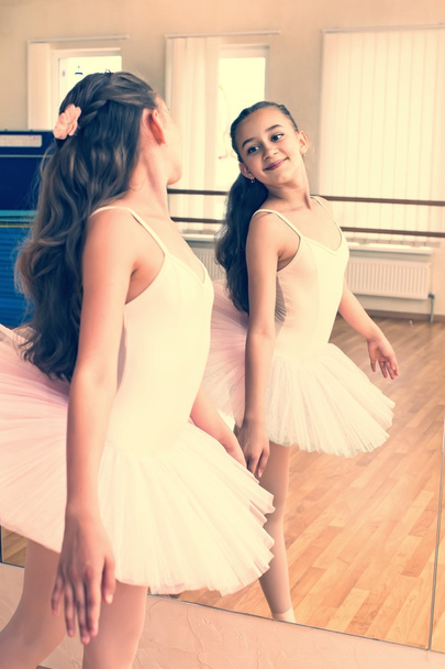 Girl doing ballet exercise - Fotografie, Obrázek