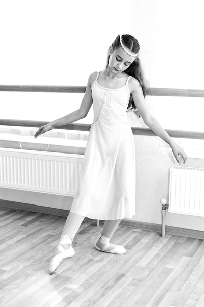 Girl doing ballet exercise - Foto, Imagen