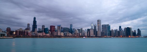 Στον ορίζοντα της πόλης Sunrise χρώμα ουρανού λίμνη Μίτσιγκαν Σικάγο Ιλλινόις - Φωτογραφία, εικόνα