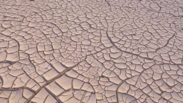 Zbliżenie: jałowa sucha gleba w ogromnej pustyni - Materiał filmowy, wideo