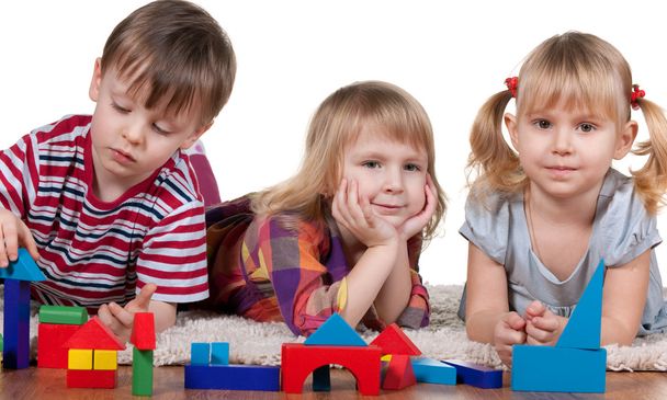 Jogando blocos no jardim de infância
 - Foto, Imagem