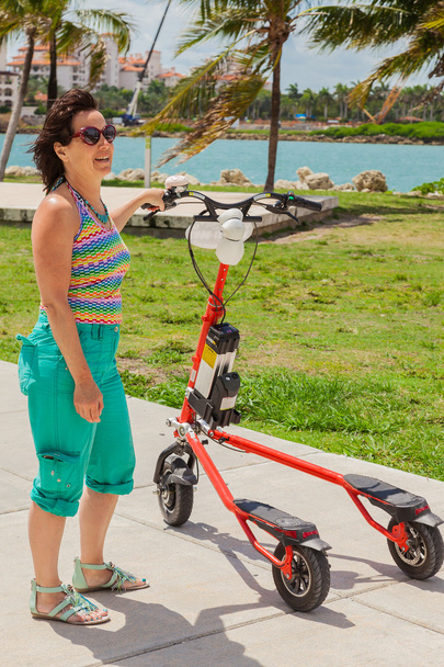 Mujer con triciclo eléctrico en Miami
 - Foto, Imagen