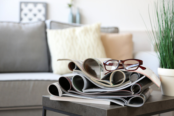 Magazines on table in living room, close up - Foto, Bild