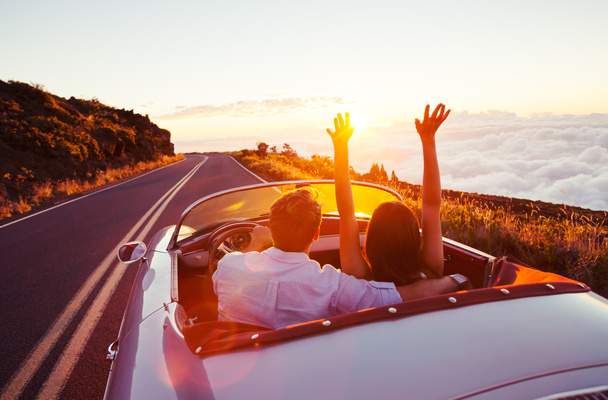 Couple romantique conduisant sur une belle route au coucher du soleil
 - Photo, image