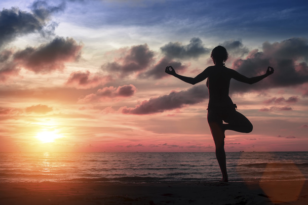 Silhouette Giovane donna che pratica yoga - Foto, immagini