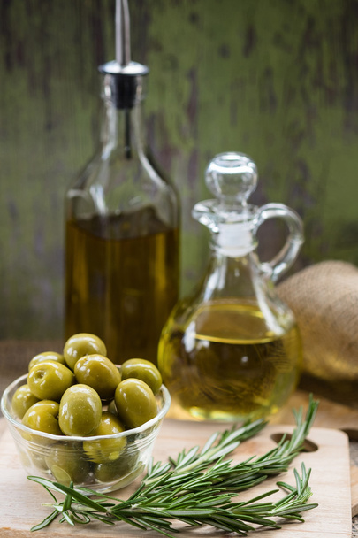 grüne Oliven und Flaschen Olivenöl - Foto, Bild