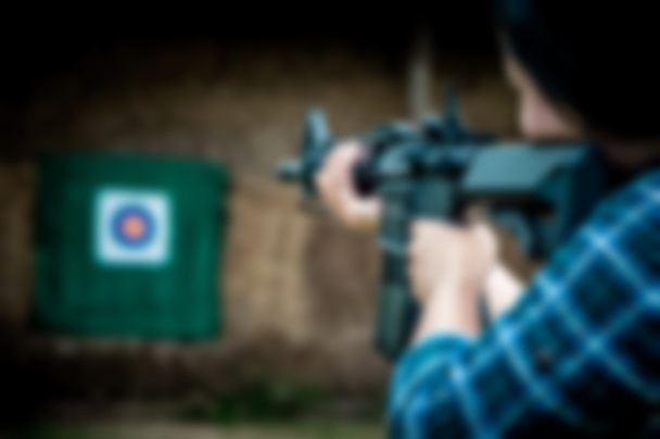 Foto borrosa de una mujer disparando a un objetivo
. - Foto, Imagen