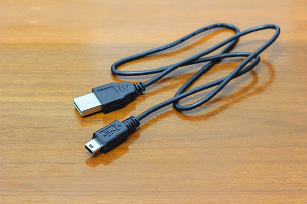 Cable USB sobre fondo de madera
 - Foto, imagen