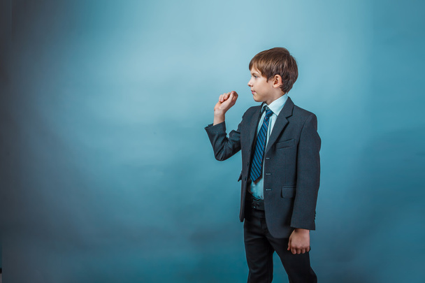 hombre de negocios adolescente chico lanza un dardo compromiso de simulación ges
 - Foto, Imagen