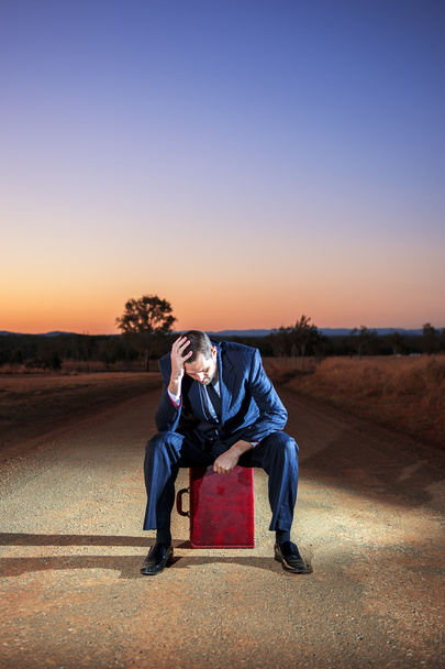 Frustrated businessman in the outback  - Foto, Bild