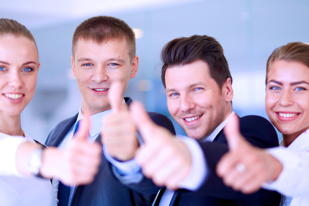 Ευτυχισμένος επιχειρηματική ομάδα δείχνει αντίχειρες επάνω στο γραφείο - Φωτογραφία, εικόνα
