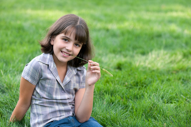 Retrato de una chica bonita con una brizna de hierba
 - Foto, imagen