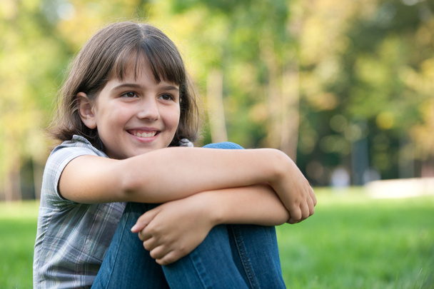 портрет улыбающейся девушки в осеннем парке
 - Фото, изображение