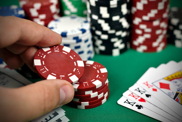 hand holding poker chips - Fotografie, Obrázek