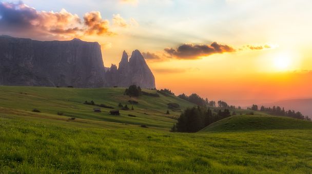 Schlern berg met grasland bij zonsondergang, Zuid-Tirol, Italië - Foto, afbeelding